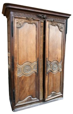 une image représentant une armoire en bois avec deux portes de chaque côté