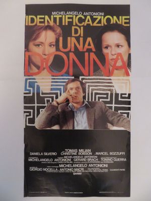 une affiche de film représentant un homme et une femme assis sur un canapé
