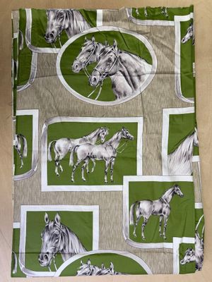 une couverture avec un motif de chevaux dessus