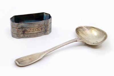 une cuillère en argent et une autre cuillère en argent posées l'une à côté de l'autre
