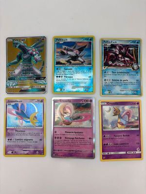 beaucoup de cartes pokemon sur la table