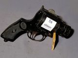 un pistolet muni d'une étiquette, posé sur une table