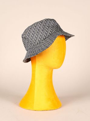 un chapeau gris et noir sur une tête de mannequin