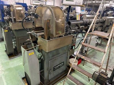 une machine qui se trouve dans une pièce où il y a une échelle