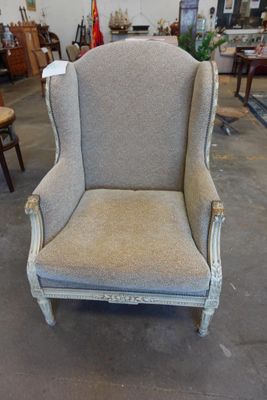 une photo d'une chaise qui se trouve dans un magasin