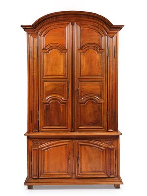 une grande armoire en bois à deux portes et deux tiroirs
