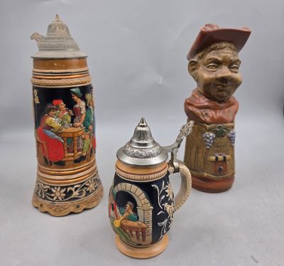 trois chopes à bière représentant un homme coiffé d'un chapeau et une femme en robe rouge