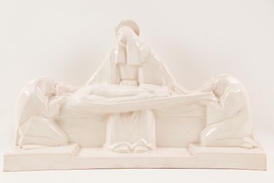 une statue blanche représentant une femme allongée sur un lit