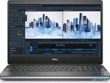L'ordinateur portable Dell est ouvert sur un fond blanc, avec une vue urbaine en arrière-plan.