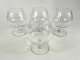 trois verres à vin vides posés sur une table blanche