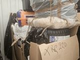 une pile de cartons et une pile de pneus à l'arrière d'un camion