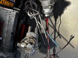 un tas d'appareils électriques de toutes sortes posé par terre