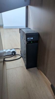 une photo d'une pièce avec un bureau et un ordinateur