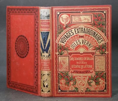 un vieux livre à la couverture rouge posé sur une table