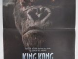 L'affiche de King Kong est accrochée au mur.