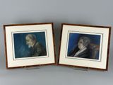 deux portraits encadrés représentant deux hommes assis sur une chaise