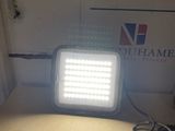 un gros plan d'une lampe posée sur une table