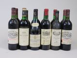 six bouteilles de vin sont alignées sur une table