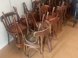 un grand nombre de chaises alignées dans une pièce