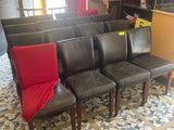 quatre chaises alignées dans une pièce
