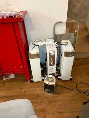 de nombreux appareils électroménagers posés à même le sol