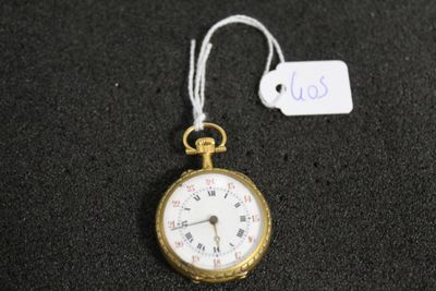 une montre de poche en or à laquelle est attachée une étiquette