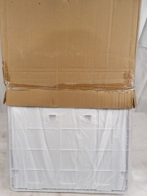 une boîte en carton posée sur une autre boîte en carton
