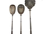 trois cuillères en argent et une cuillère ornée d'un coquillage