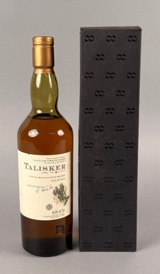 La bouteille de Talisker se trouve à côté d'une boîte noire.