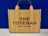 un sac fourre-tout beige orné du logo Marc Jacobs