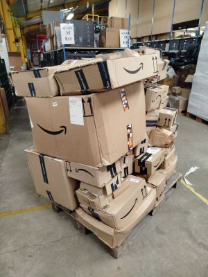 boîtes empilées dans un entrepôt