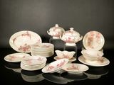 beaucoup d'assiettes et de tasses sur la table