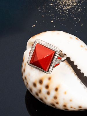 Bague cocktail en or gris 18k (750e), centrée d'un corail te…