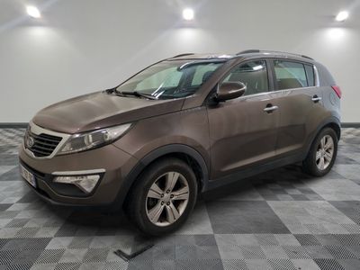 Le SUV marron est garé dans le garage, sur un sol à damier