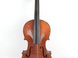 un gros plan d'un violon sur une surface blanche avec un fond blanc
