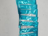 plusieurs tubes de dentifrice posés sur un mur blanc