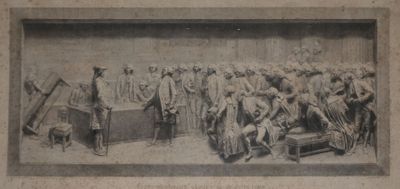 une vieille photo montrant un groupe d'hommes debout devant une scène
