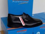une paire de chaussures noires posée sur une boîte