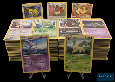 tout un tas de cartes Pokémon empilées les unes sur les autres