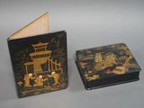 une petite boîte noire et une autre petite boîte noire posées sur une table