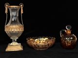 trois vases en verre posés l'un à côté de l'autre sur une table