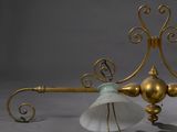 une lampe posée sur un lit