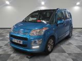 la petite voiture bleue est garée sur un sol en damier