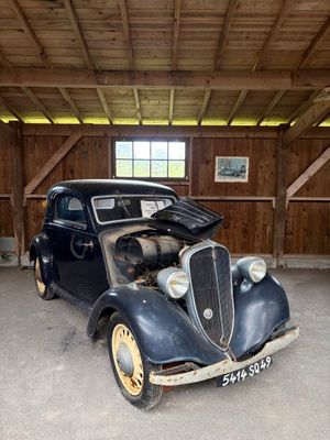 une vieille voiture garée dans un garage
