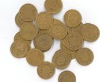 une pile de vieilles pièces de monnaie sur une surface blanche