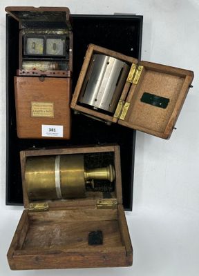 une boîte en bois avec une horloge et une boîte contenant une horloge à l'intérieur