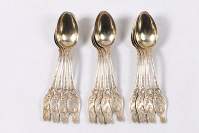trois cuillères et deux cuillères en argent sur une surface blanche
