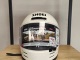 un casque posé sur une étagère
