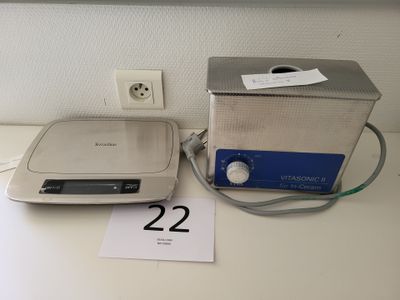 une petite machine posée à côté d'une petite boîte