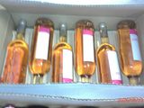 six bouteilles de vin dans un carton sur la table